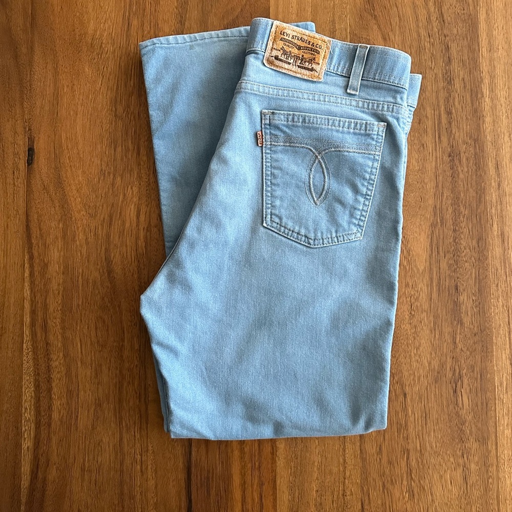 Vintage Levi's wide leg Blue Jeans.